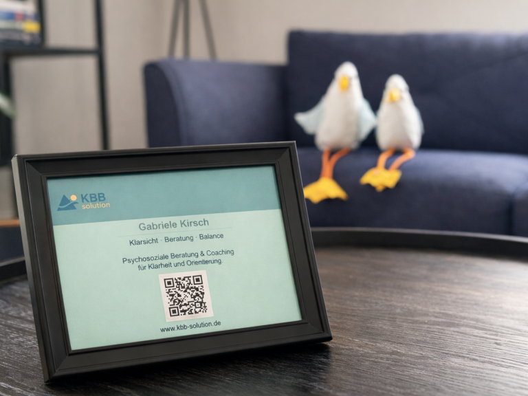 Beratungsraum von KBB.solution in Dresden mit Visitenkarte und ruhiger Atmosphäre