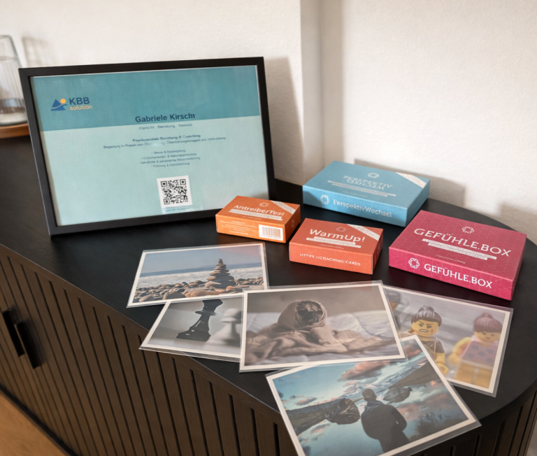 Informationsbereich im Beratungsraum von KBB.solution in Dresden mit Website und Materialien