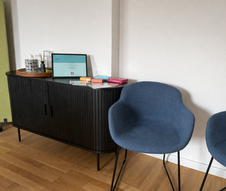 Praxisraum von KBB.solution in Dresden mit Sitzbereich für persönliches Erstgespräch