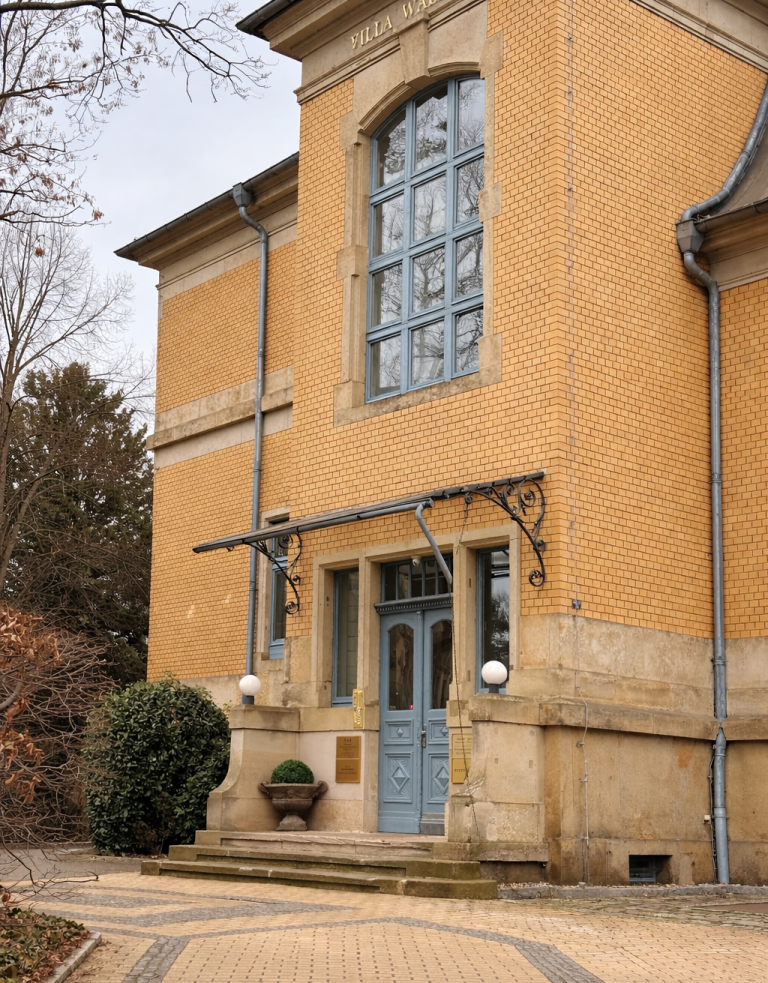 Eingang zur Villa Waldpark in Dresden-Striesen – Praxisräume von KBB.solution